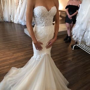 Stunning Netta Benshabu Isolde wedding dress